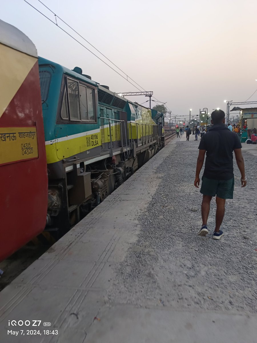 Today travelling in Train 

Saw this beautiful green Diesel locomotive at station 😍😍🤌