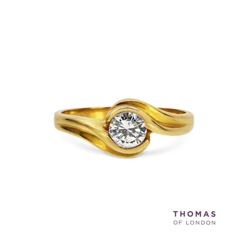 This sculpted engagement ring is hand crafted in 18ct yellow gold and features a 0.45ct brilliant cut diamond in a semi-rubover setting. thomasoflondon.com/semi-rub-over-… #diamond #engagementring #jewellery #thomasoflondon