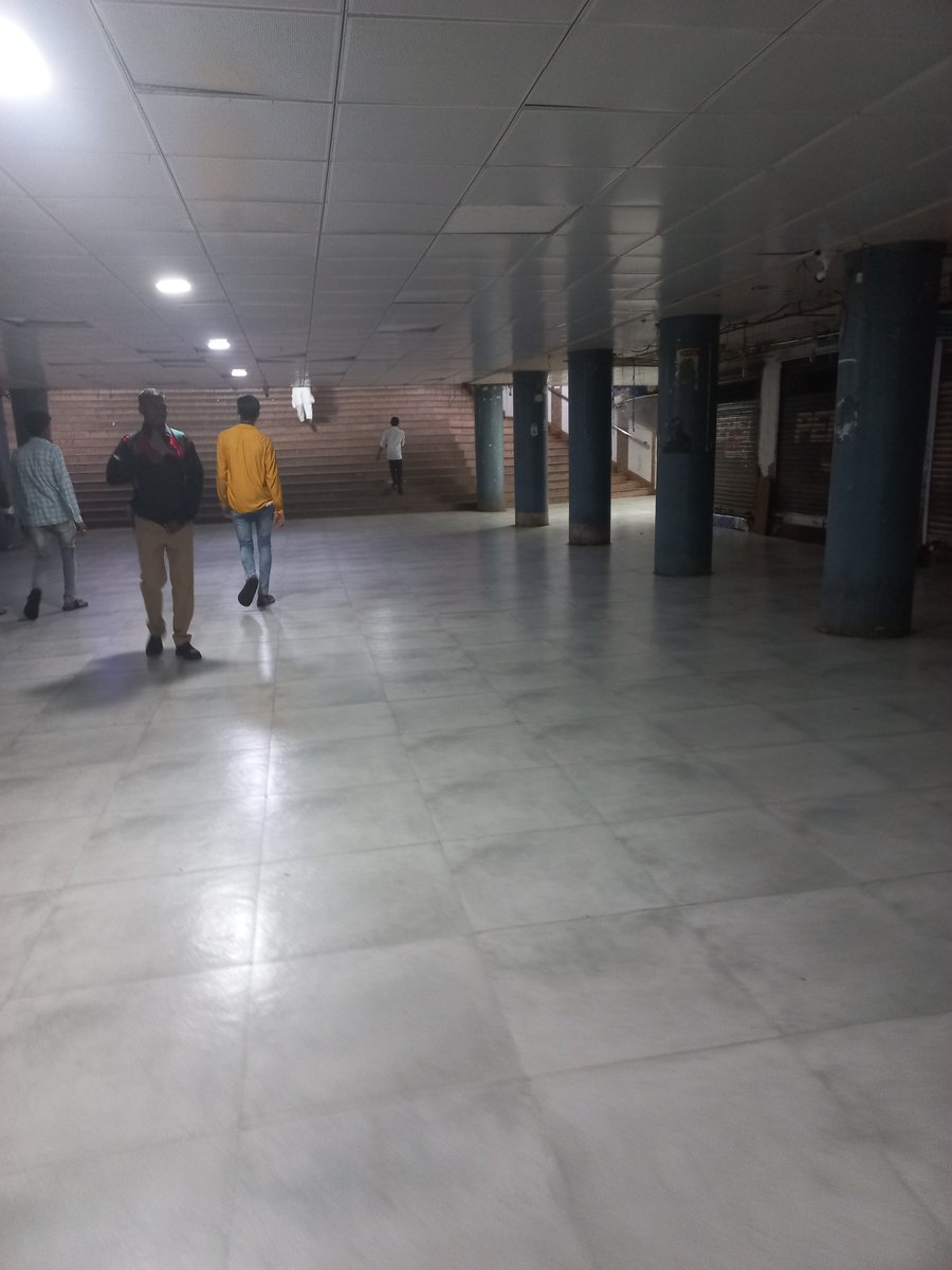 mumbaimatterz's tweet photo. #Mumbai

The Cycle continues....

And again by 11pm the subway is cleared by the #IllegalHawkers who have done buisness for the day...only to be welcomed back with open arms the next day by the corrupt @mybmc &amp; @mybmcwardA personnel.

#HaftaDoSabChalta https://t.co/q72EKxNwW0
