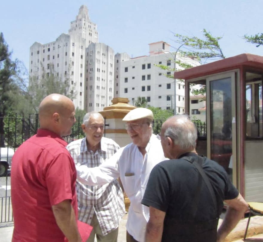 Tres grandes periodistas se reencuentran en la sede nacional de los #CDRCuba: Max Lesnik, Pedro Martínez Pírez, y Hedelberto López Blanch. #Cuba #CubaEsCultura #SomosDelBarrio