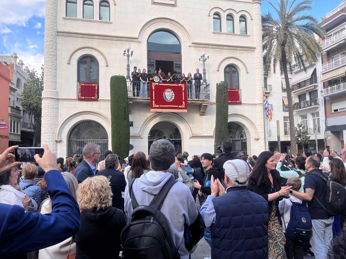 💚🖤 ⛹️‍♀️ 🏀 #Badalona ret homenatge a l’equip femení del Club Joventut Badalona que ha ascendit a la primera categoria del bàsquet espanyol

Més ℹ️▶️badalona.cat/ca/actualitat/…