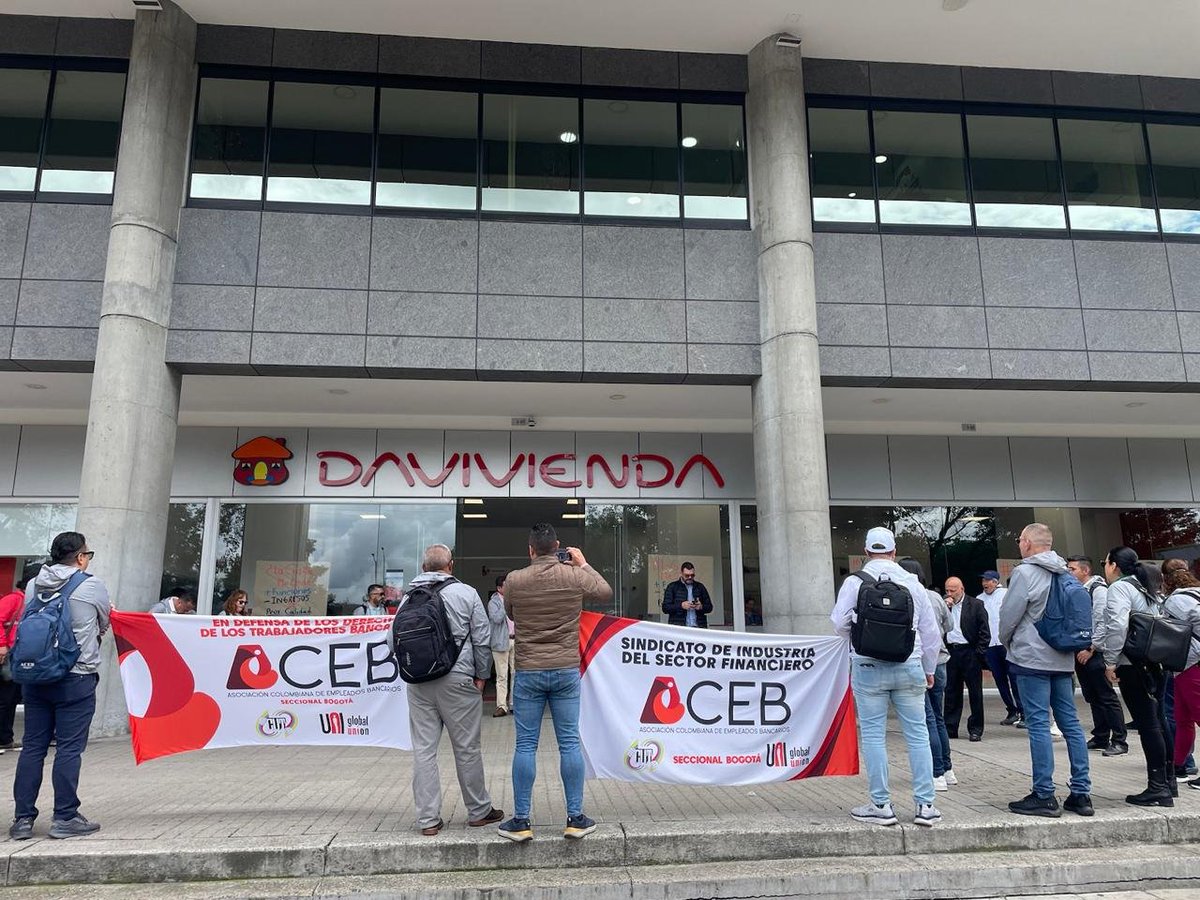 acebnacional's tweet photo. #AEstaHora Debemos sumar nuestras voces para que la comunidad en general sepa que por la intransigencia patronal  de @Davivienda a los trabajadores no les queda otra alternativa que salir a organizar y promover la HUELGA al interior del banco @cutcolombia @uniamericas https://t.co/tIUNmmpuCe