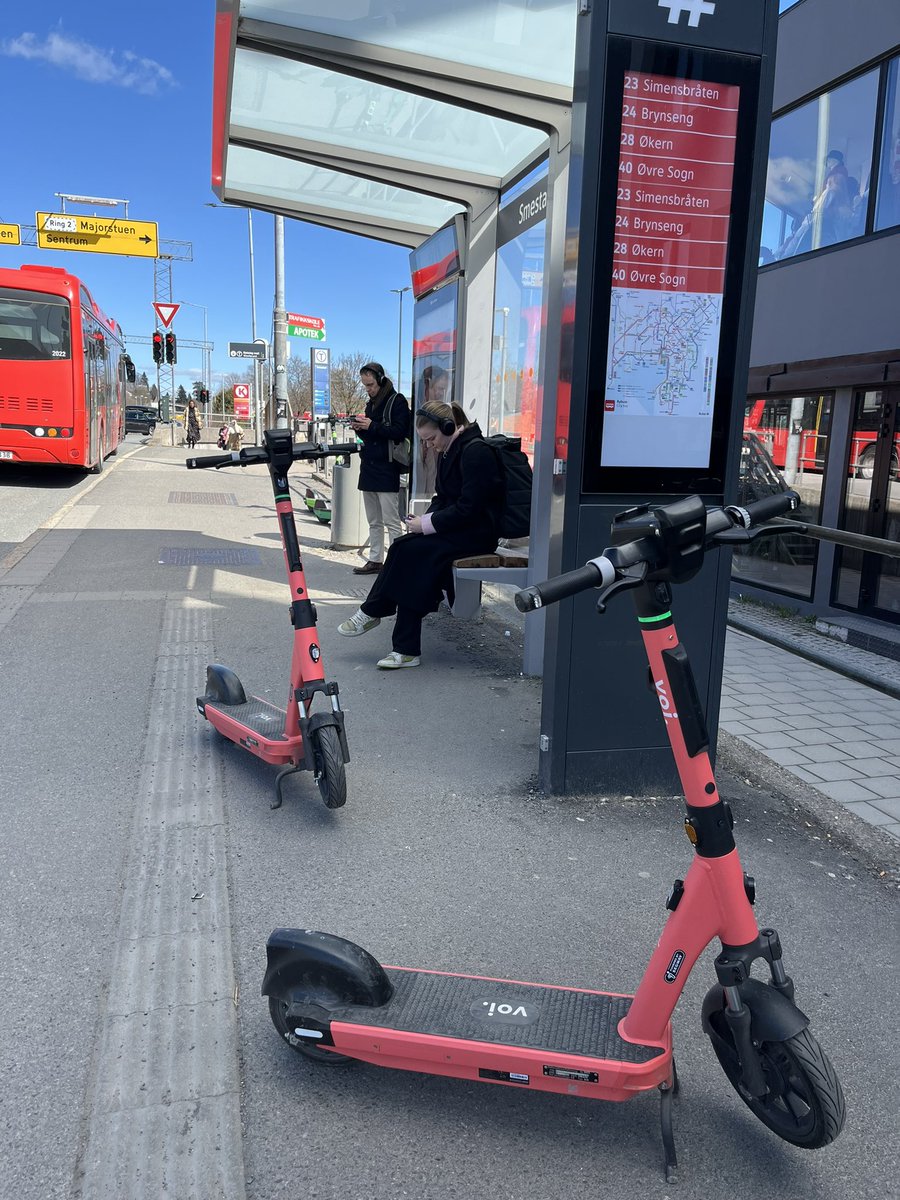 @Oslokommune @Ruter  hvorfor skal man behøve å snuble borti disse når man går av eller på bussen? Burde det ikke være geofencing ved holdeplasser? Hvem skal man ta mest hensyn til…?