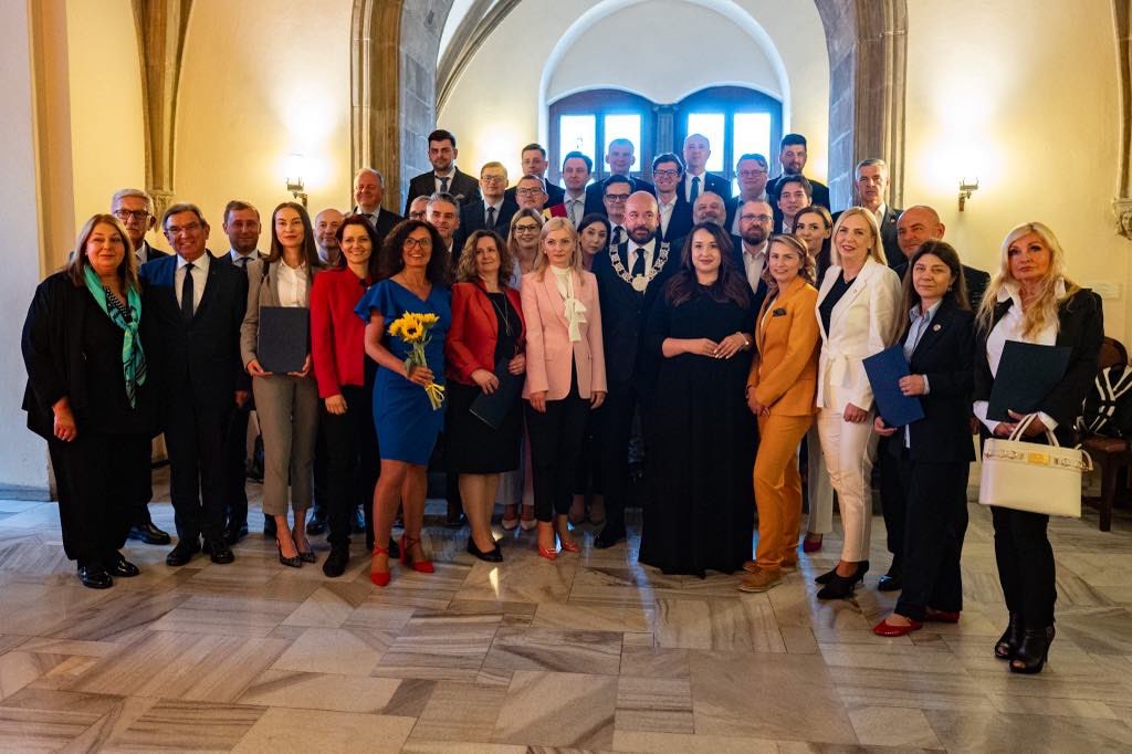 Odebraniem zaświadczeń o wyborze oraz złożeniem przysięgi przeze mnie oraz nowo wybrane radne i nowo wybranych radnych rozpoczęliśmy kolejną kadencję samorządu. Niech to będzie wspaniałe pięć lat dla Wrocławia i całej naszej wspólnoty✌️👍

Dziękuję za zaufanie. Niech żyje