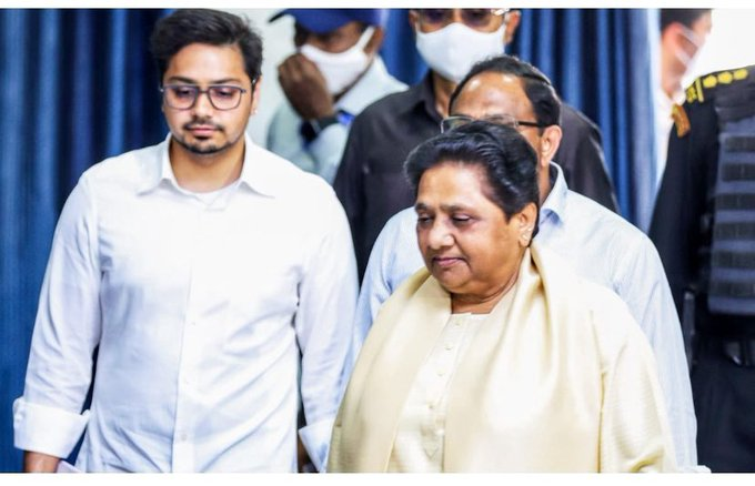 BREAKING: BSP supremo #Mayawati removed Akash Anand from all BSP posts, labeling him an immature leader. In his recent speech, he had taken on BJP. @Mayawati 
#AkashAnand #BSP #SP #BJP #LoksabhaElection #UttarPradesh #Lucknow #Noida #Delhi #AlphaTimesIndia