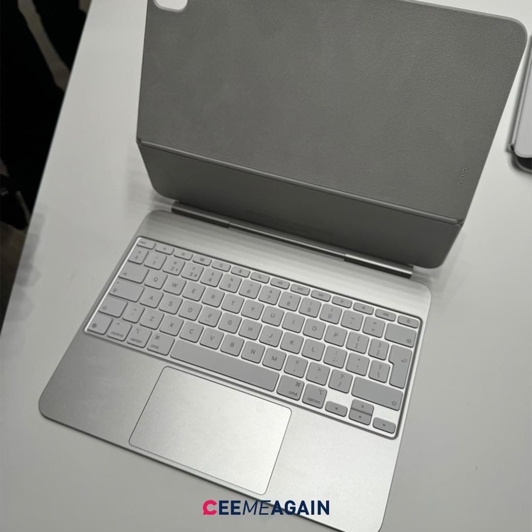ceemeagain's tweet image. Magic keybord ใหม่ เบาบางขึ้น วัสดุพรีเมียมขึ้น แทร็กแพดใหญ่ึ้ขึ้น เพิ่ม function มี usb-c เสียบอุปกรณ์เสริมได้ ใช้ไดทั้ง iPad Air และ iPad Pro #Ceemeagain #Apple #Magickeyboard