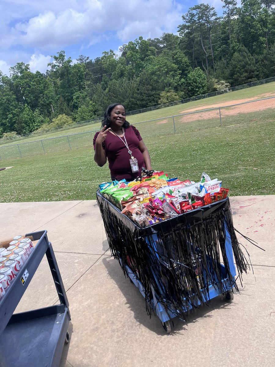 The unlimited snack cart rolled through the halls of @Timberridge_HCS! #InOurThankfulEra #totanstrong