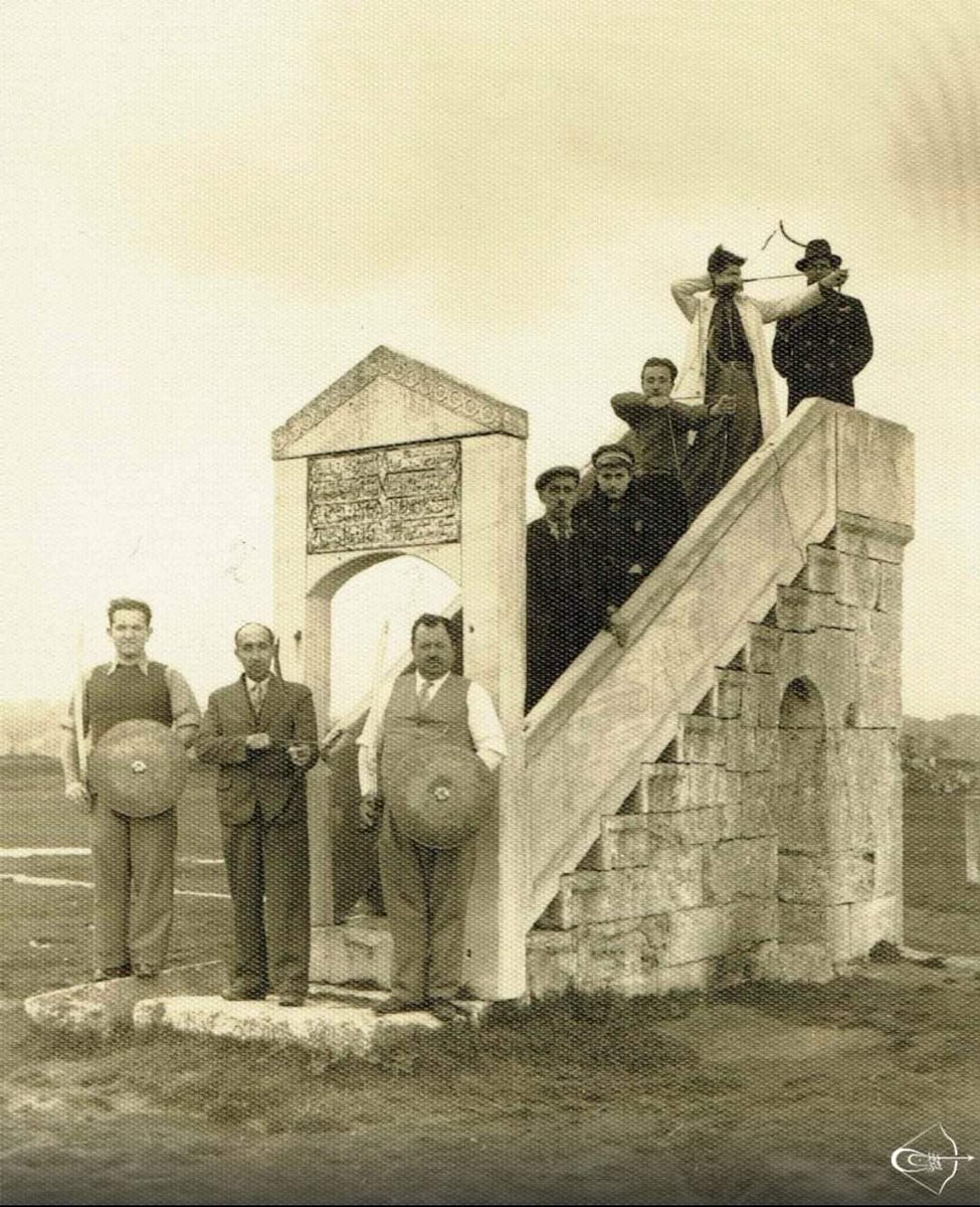 1940'larda Okmeydanı Namazgahı. Okspor Kurumu yetkilileri ok ve yaylarıyla poz veriyor.
