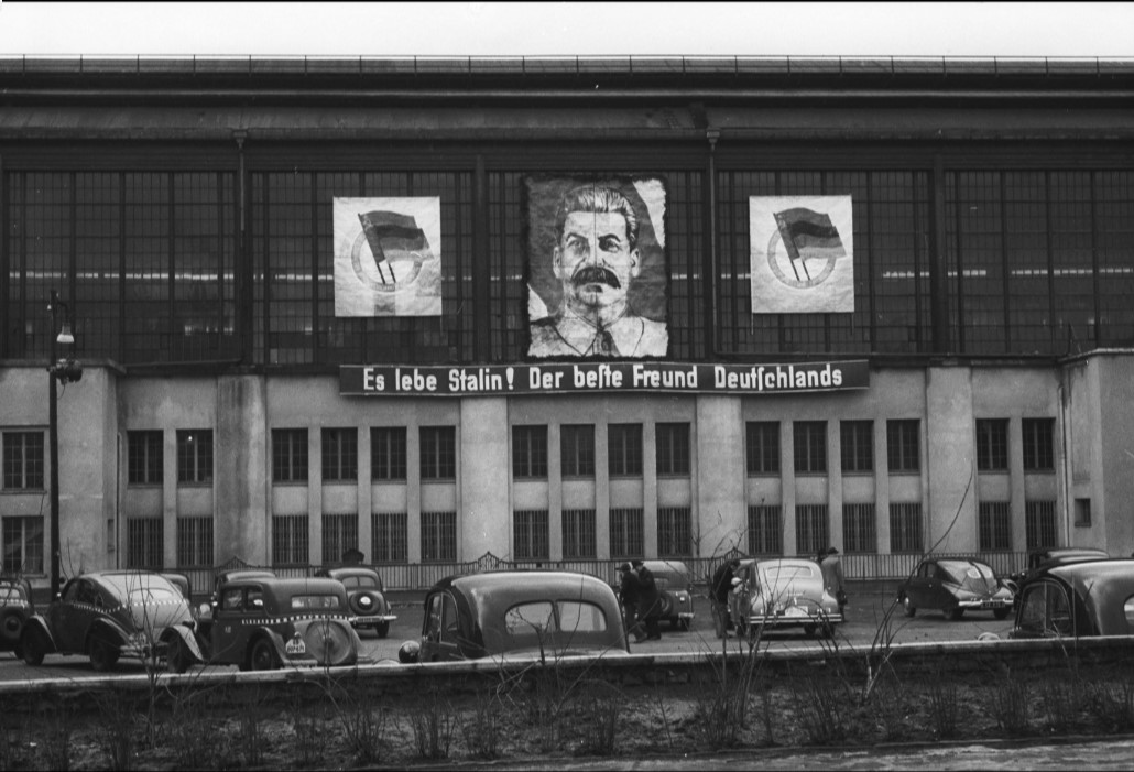 Berlin Friedrichstrasse tren garı binasına asılan Stalin pankartı. ''Almanya'nın en iyi dostu Stalin çok yaşa!''
