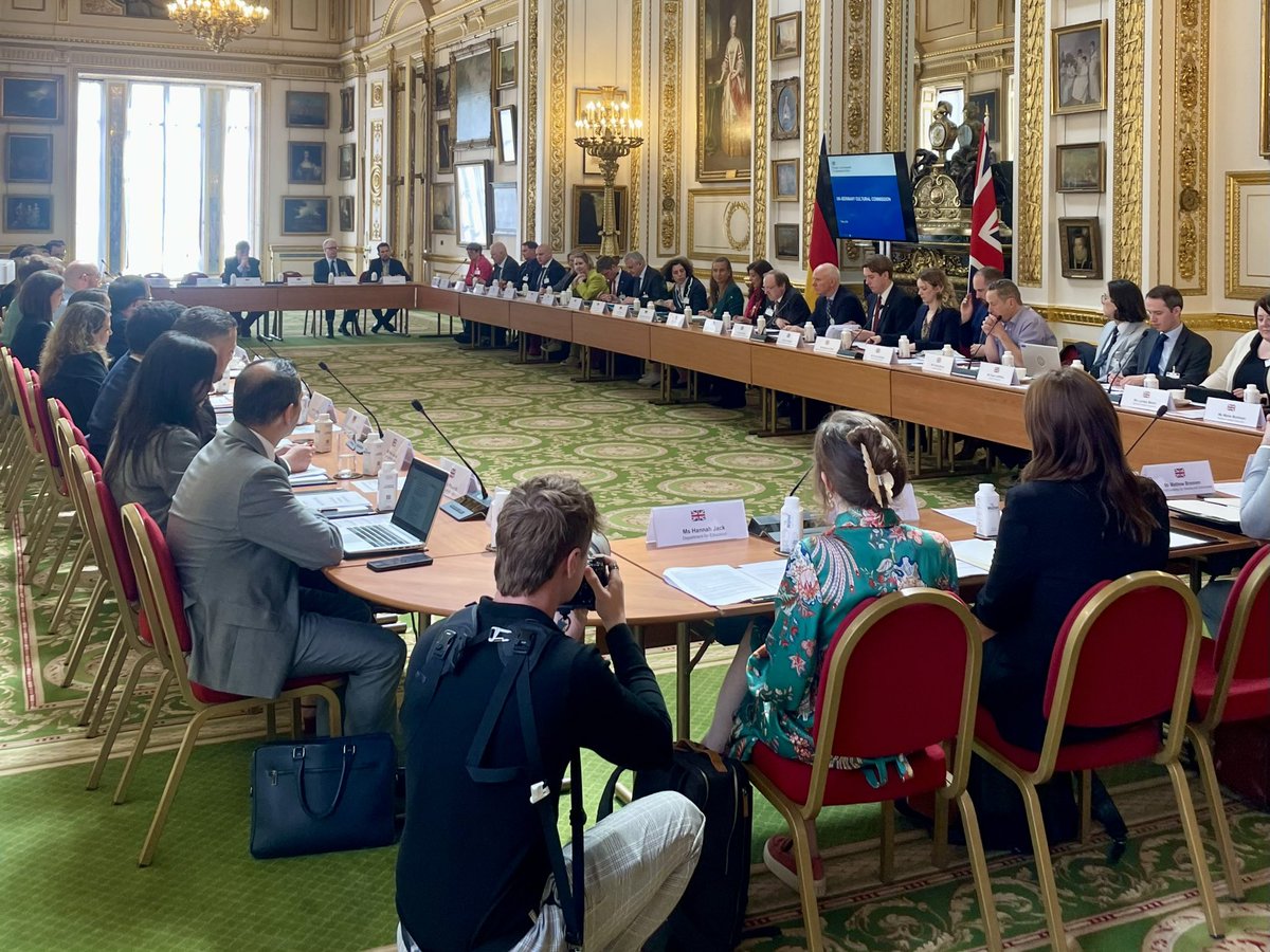 Today, the 🇬🇧🇩🇪 Culture Commission met for the second time. This time in London. Chaired by @Nus_Ghani & @KatjaKeul, a wide variety of stakeholders discussed how to deepen the relationship between 🇩🇪 and 🇬🇧, with topics ranging from school exchange to mobility.