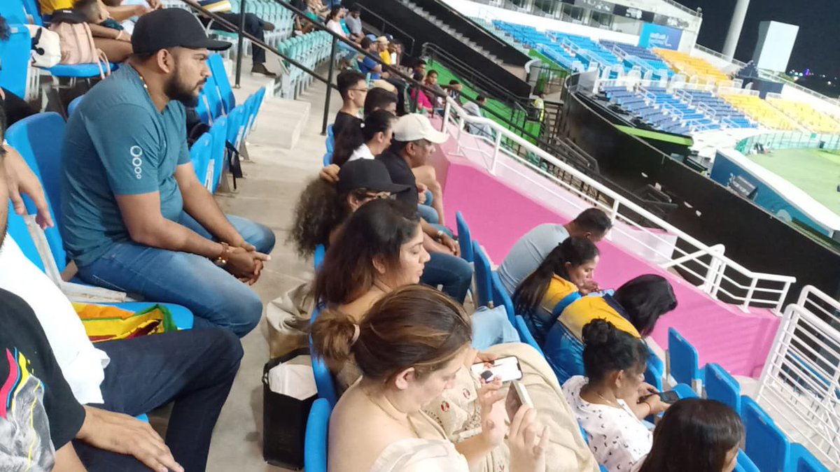 ICC WT20 World Cup Qualifier Final 🚨 The Sri Lanka Women's Team has received tremendous support from Sri Lankans living in Abu Dhabi. Thank you, 🇱🇰 in Abu Dhabi #sportspavilionlk #T20WorldCup #wt20qualifier #danushkaaravinda