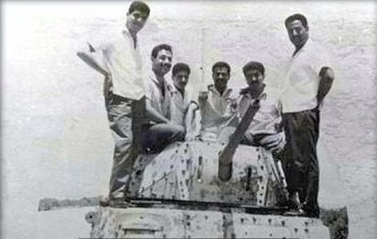 Irak'taki 1963 Baas darbesi sonrası çekilmiş bir fotoğraf 

İtalyan WW2 tankı M13/40  

En sağda Saddam ibnesi var.