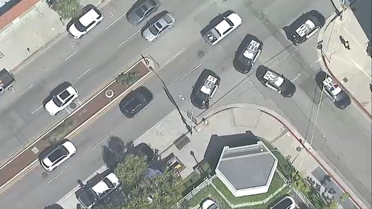 #BREAKING 1 person found dead after report of shooting, stabbing near Metro station in East Hollywood abc7.com/14779489