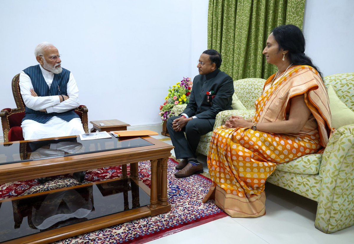 In Hyderabad, I met Dr. Raghu Ram Pillarisetti Ji and Dr. S. Vyjayanthi Ji. Dr. Raghu Ram is a Padma awardee and has done pioneering work in curing breast cancer. We discussed aspects relating to healthcare infrastructure in India. He also appreciated our Government’s efforts in…