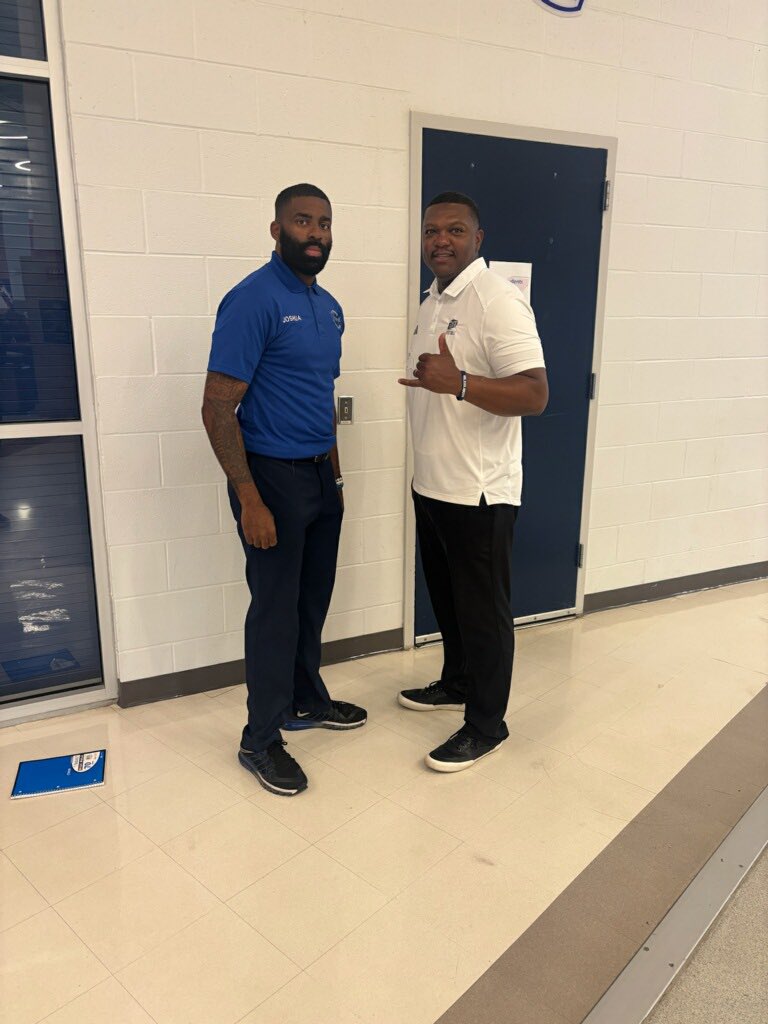 Thank you Coach Harris for taking the time to speak with me about your student/athletes @KashmereHS #WinTheWest 🟠🔵 #PicksUp ⛏️🤙🏾