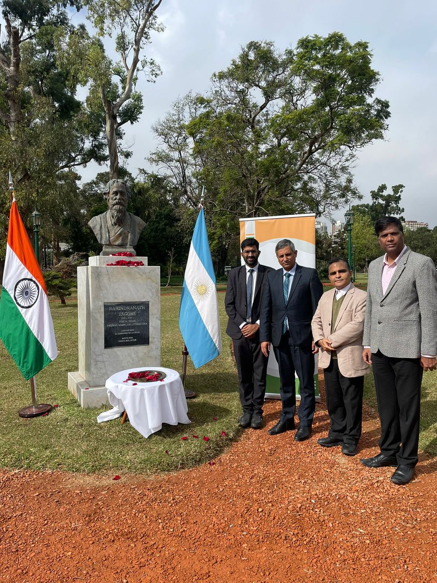 Cd'A a.i. Mr. Hansraj Verma, paid floral tributes at the bust of #RabindranathTagore on his 163rd birth anniversary honoring his legacy and profound cultural influence on bonds between 🇮🇳 & 🇦🇷

 Cd'A a.i. Sr. Hansraj Verma, rindió un tributo floral en el busto de…