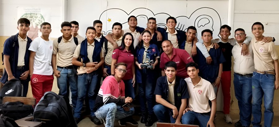 Mincyt_VE's tweet photo. #7May |🤖Estudiantes de todas las edades participaron en una divertida jornada de robótica y programación en Lara. 

La actividad se desarrolló en las parroquias Trinidad Samuel y Cecilio Zubillaga.  

Conoce más ➡️https://t.co/SfeEEcUNiu https://t.co/UQHHGARtxW
