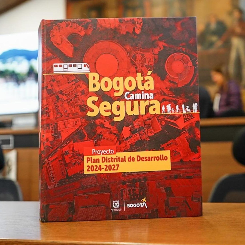 ¿Cómo avanza nuestro Plan de Desarrollo #BogotáCaminaSegura? Luego de la radicación del proyecto y de la presentación ante el @ConcejoDeBogota, inició la fase de los objetivos 🥇 👉1: 𝐁𝐨𝐠𝐨𝐭𝐚́ 𝐚𝐯𝐚𝐧𝐳𝐚 𝐞𝐧 𝐒𝐞𝐠𝐮𝐫𝐢𝐝𝐚𝐝 ✅Acá les contamos qué pasó en el Concejo
