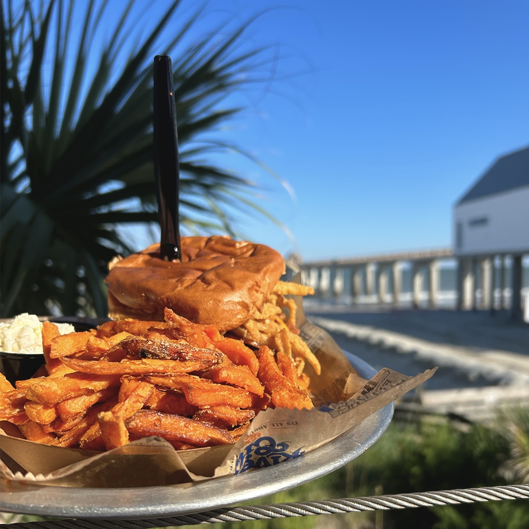 This rainy day turned out to be a beautiful one, and that calls for celebration! We're enjoying the sunshine with the view the the ocean and the view of a Shoestring Burger in Surfside Beach!😎🍔
#rivercitycafe #sunshine #sunnyday #oceanview #beach #surfsidebeach #views #burger