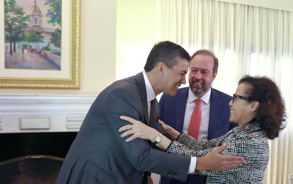 Con determinación damos pasos firmes hacia el desarrollo. Con representantes de Brasil avanzamos en las negociaciones referentes a Itaipú, que fortalecerán nuestras relaciones y el desarrollo de ambos países.