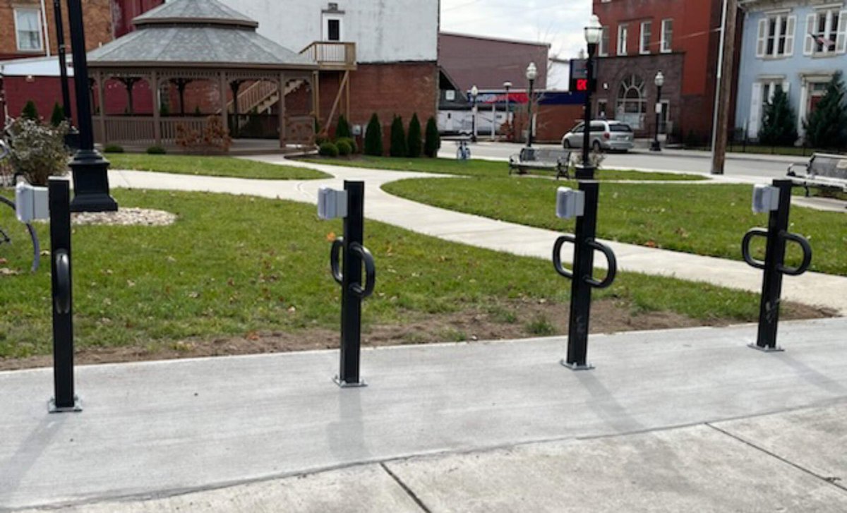 340 car-free mile @GAP_Trail is 1st in America w/ bike parking with e-bike charging and they did it just the way I envisioned, cobbling together bike racks and GFCI receptacles - brilliant. No high tech, just functional. Plan your trip with my guide: bikabout.com/great-alleghen…