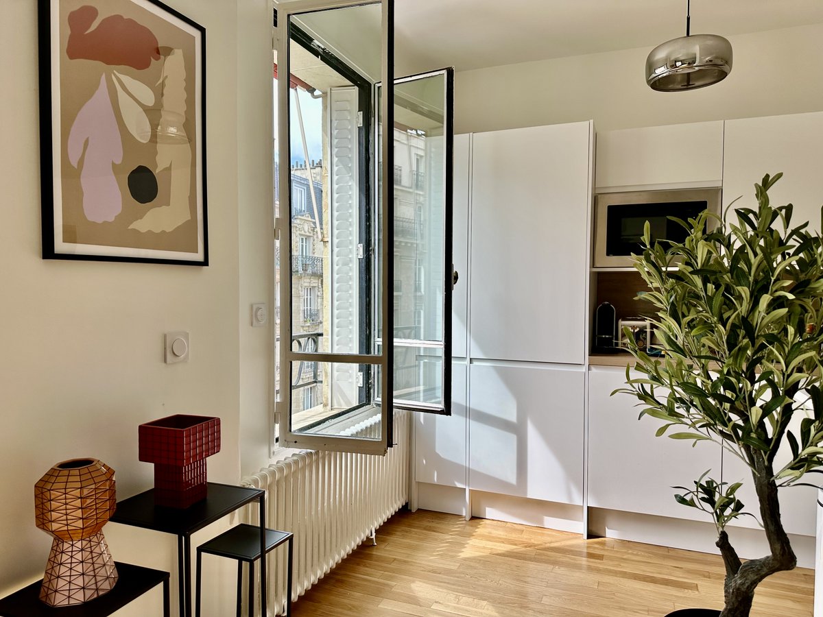 Furnished rental Civil lease Rue de la Croix Nivert #Paris15 77-sqm renovated #apartment with #balconie 4th floor with elevator, apartment with two balconies, fully furnished and bright. This nicely decorated apartment has two opposite bedrooms. en.deluxe-confidential.com/location-appar…