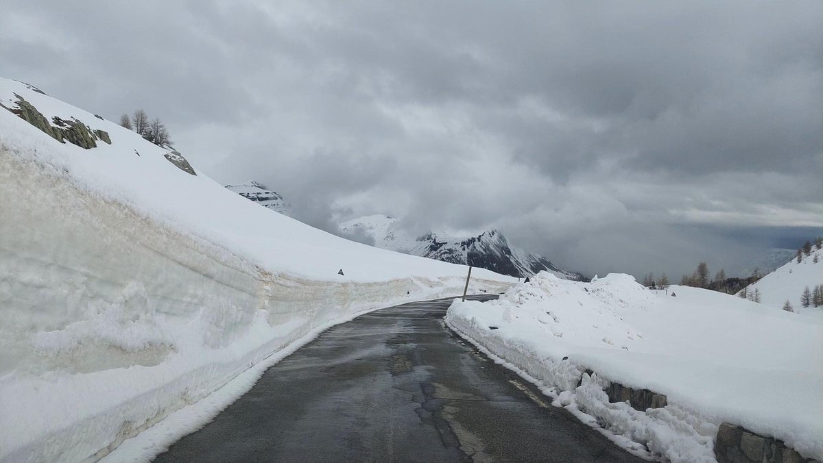 🚗❄️ #InfoRoutes : Le col de la #Cayolle (06-04) est ouvert ! Des murs de neige érigent encore le long des routes ce mardi 07 mai 2024 ! Merci à la Refuge de la Cantonnière pour ces photos du jour. 📸 facebook.com/share/p/yjGjau… #Mercantour #AlpesMaritimes #CotedAzurFrance #Nice06