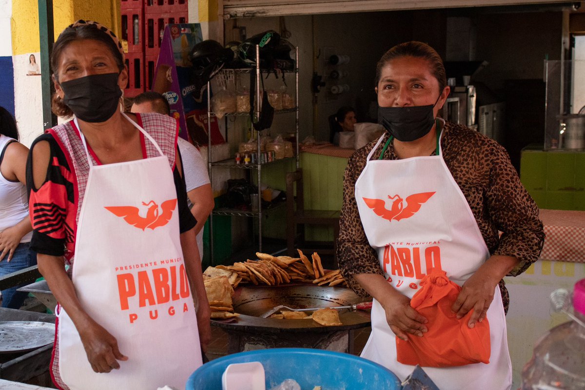 PabloPugaOax's tweet photo. Siempre es un gusto platicar con la gente que visita nuestros tianguis.
Y eso sí, echarnos un taquito también es obligatorio.
Seguiré recorriendo y pintando de naranja la capital. 🍊🧡
#PabloPuga #MovimientoCiudadano #OaxacaNaranja https://t.co/35KN1ZLiZg