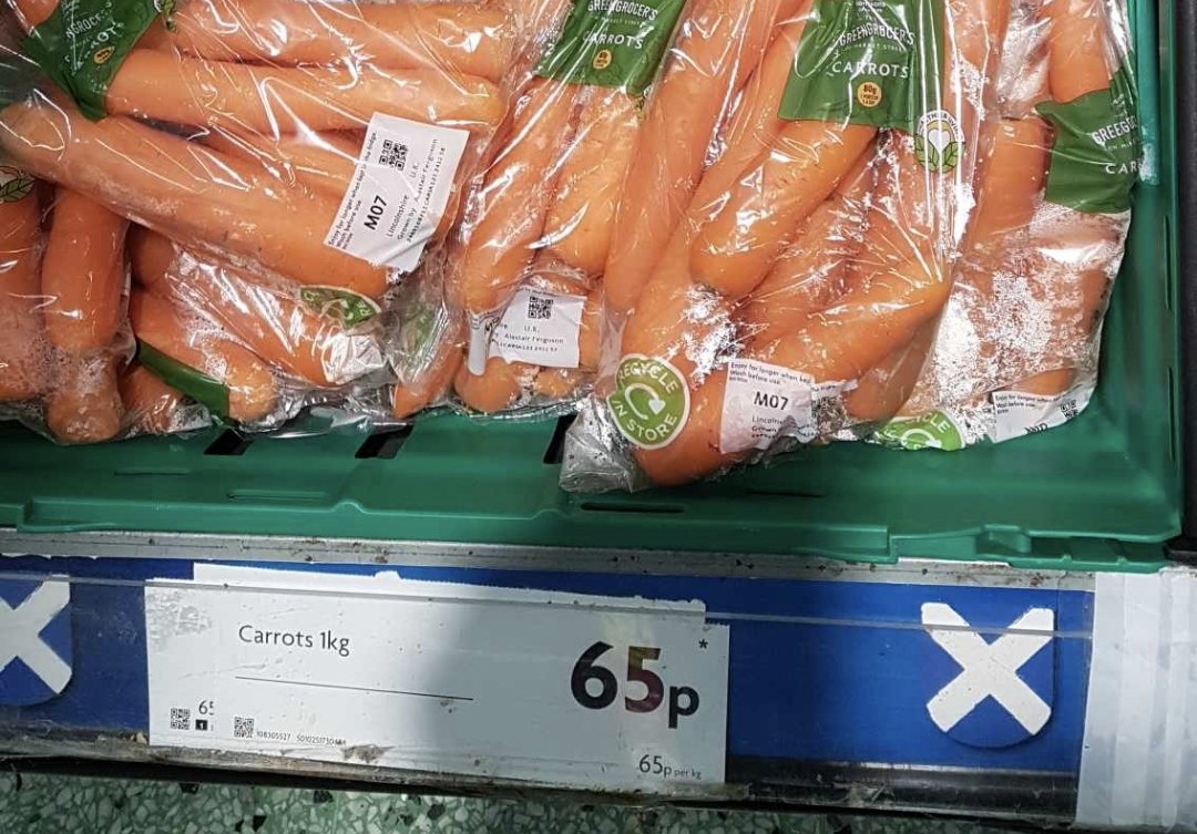 This is a pretty shocking example of poor 'place of origin' food labelling. 

A display with the Saltire should contain Scottish carrots @Morrisons. 

Clear labels are key to giving shoppers choices #SupportScottishFarming #keepScotlandtheBrand