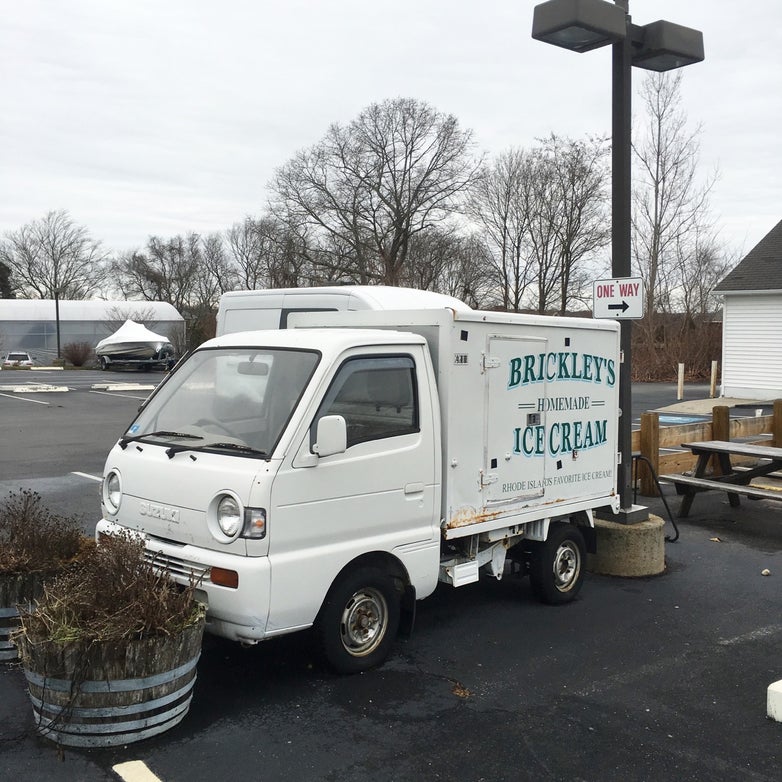 @antoniafarzan @WhatsUpNewp @RaggedIsland Brickleys Narragansett,  former tiny truck. Can't register in RI as I understand. Saw one in Westerly last week with Connecticut plates.