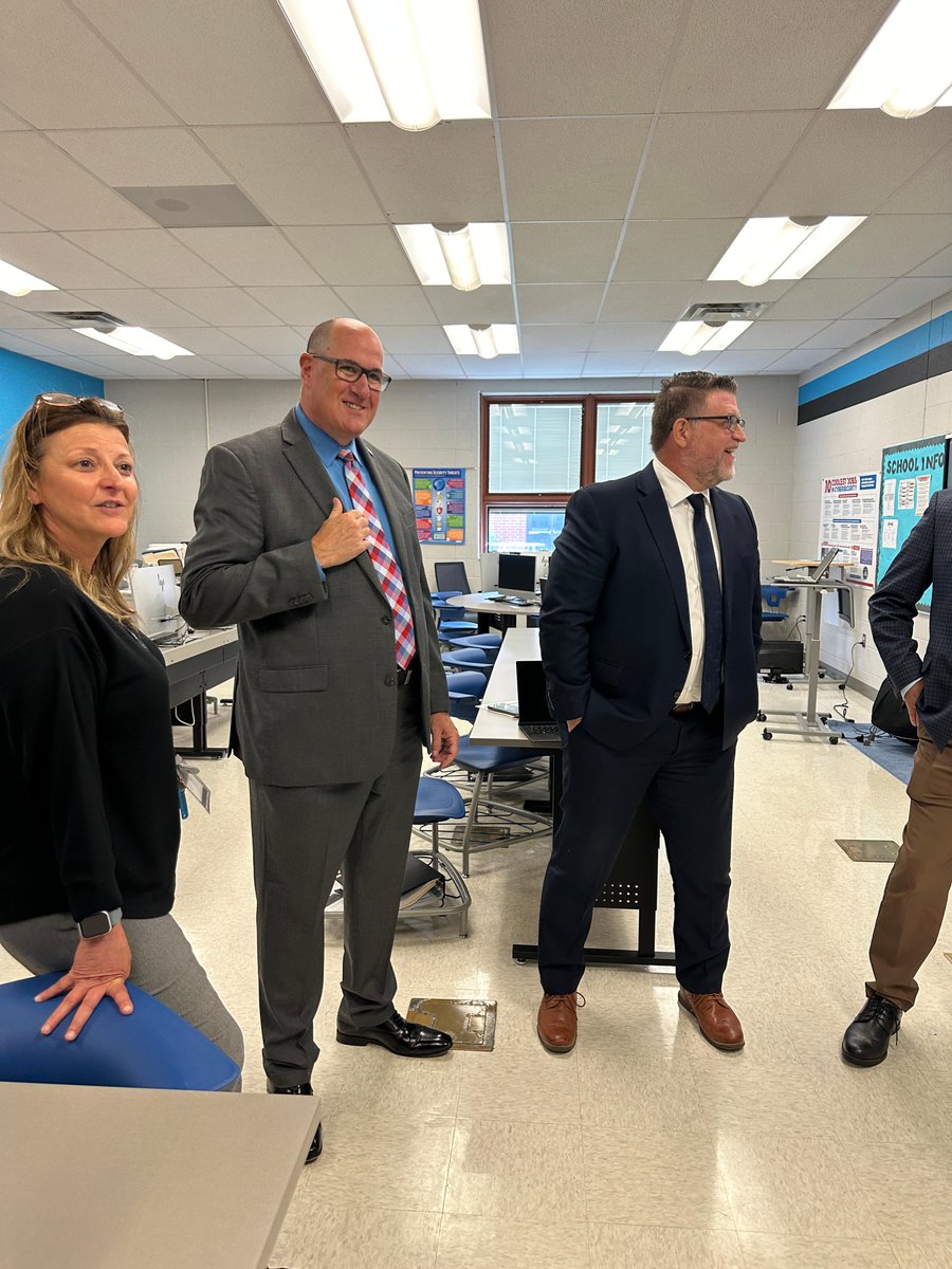 Thanks to Minealoa Public Schools Superintendent Dr. Nagler (@NaglersNotions) and Elizabeth Foward Superintendent Mr. Konyk (@KeithKonyk) for visiting the STEAM Academy today to see our innovative and cutting-edge learning opportunities for students! 
@RVSDSuper @STEAMDirector