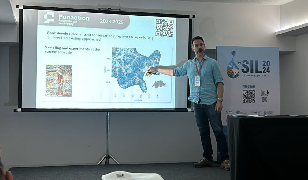 #FUNACTION was presented today @SILcongress by @andibruder.

Follow us to stay updated on the work being done towards #aquaticfungi #conservation.   

#SIL2024 #MoSTFun #fungi #monitoring 

📷Larissa Corteletti