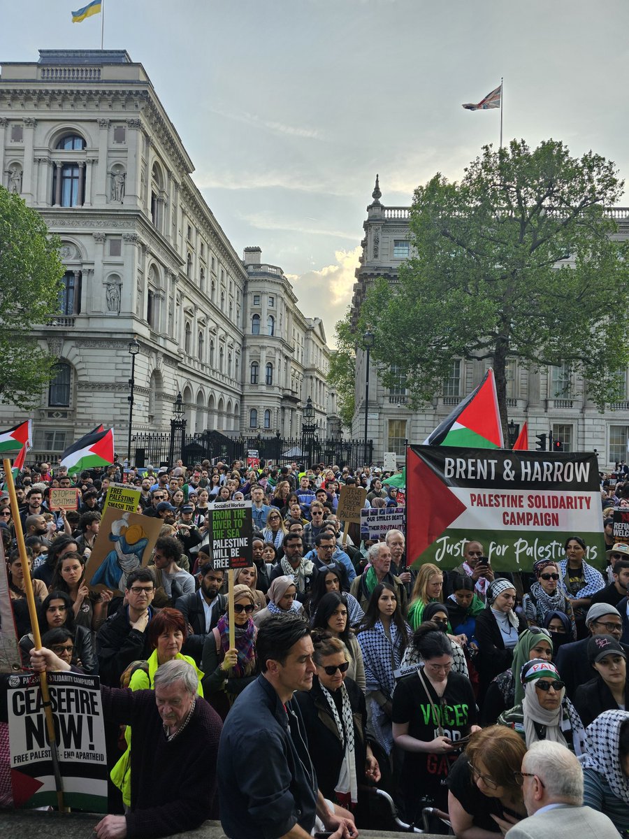 Outside Downing Street, Whitehall comes to a standstill as we stand with the Palestinian people. #EndUKcomplicity #SaveRafah #EndtheGenocide #StopArmingIsrael