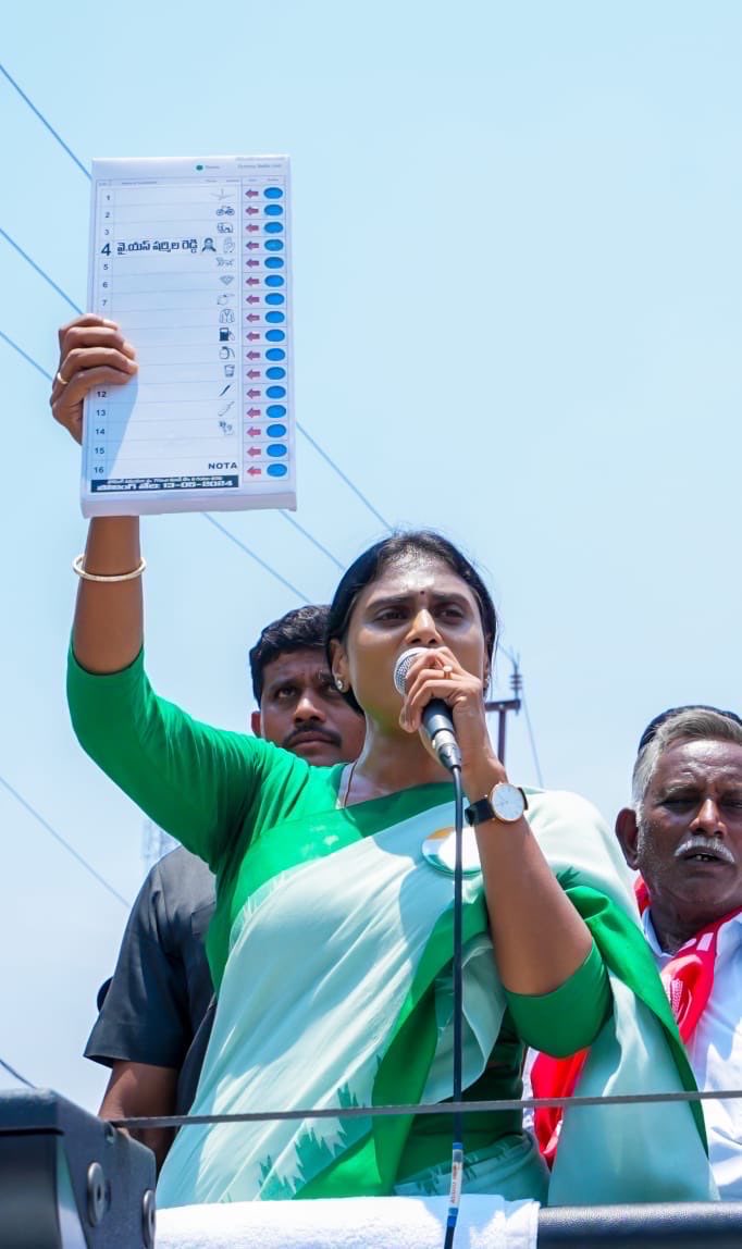 realyssharmila's tweet photo. కడప పార్లమెంట్ పరిధి ఎన్నికల ప్రచారంలో భాగంగా కమలాపురం నియోజకవర్గంలో నిర్వహించిన రోడ్‌షో, బహిరంగ సభకు తరలివచ్చిన ప్రజలకు ప్రత్యేక ధన్యవాదాలు. రాష్ట్ర ప్రయోజనాలు నెరవేరుస్తారు అని జగన్‌కి ఓటు వేస్తే...నెత్తిన కుచ్చుటోపీ పెట్టారు. చేతిలో చిప్ప పెట్టారు. కడప రాజకీయాలు దేశం అంతా చూస్తుంది. హంతకులకే మళ్లీ ఎంపీ టికెట్ ఇచ్చారు. అందుకే న్యాయం కోసం ప్రజా కోర్టులో తేల్చుకోవాలని నేను పోటీ చేస్తున్నాను.  కడప ప్రజలు న్యాయం వైపు నిలబడాలని కోరుతున్నాను. వైఎస్సార్ బిడ్డగా మాట ఇస్తున్నాను. వైఎస్సార్, వివేకం చిన్నాన్నలా పుట్టిన గడ్డకు సేవ చేస్తా. నేను ఇక్కడే ఉంటా.. మీ ఇంట్లో బిడ్డను అవుతా. రాష్ట్ర అభివృద్ధి కాంగ్రెస్ పార్టీతోనే సాధ్యం. మే 13న జరగబోయే పోలింగ్‌లో ఎంపీ బ్యాలెట్ నమూనాలోని "వరుస సంఖ్య 4" మీద "హస్తం" గుర్తు బటన్ నొక్కి నన్ను గెలిపించాలని అభ్యర్థిస్తున్నాను.