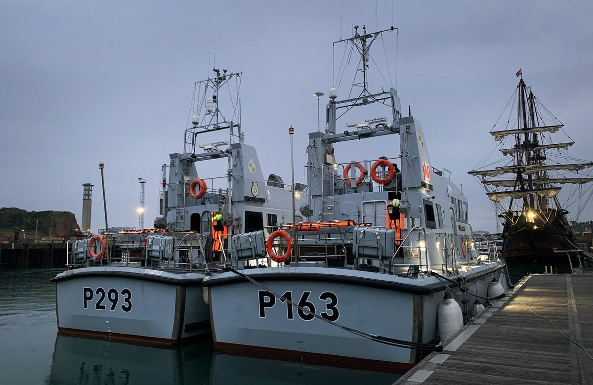 .@HMSExpress and @HMS_Ranger alongside in Jersey this morning preparing to depart following their participation in the @jerseyboatshow Replica ship 🇪🇸El Galeón berthed ahead of them. Via: JJ. Charlton