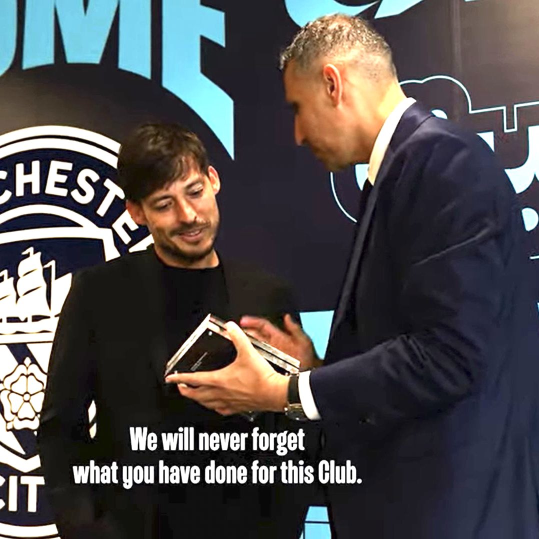 💙🥹 David Silva was gifted a lifetime season card by Man City chairman  Khaldoon Al Mubarak! 

'We will never forget what yoy have done for this club!' 👏