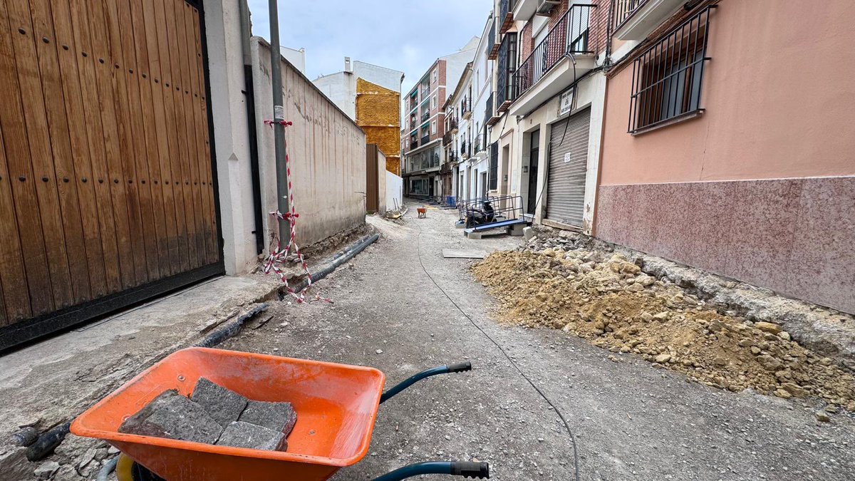 💙 #Antequera crece y avanza en su proyecto de ciudad Actuaciones urbanas centradas… 🧱 Modernización 👩🏻‍🦽Accesibilidad 🔩 Conducciones Visitamos con el alcalde @manolo_baron las obras de C/Medidores, nuevo espacio mejorado en el Centro Comercial Abierto #SiempreAntequera