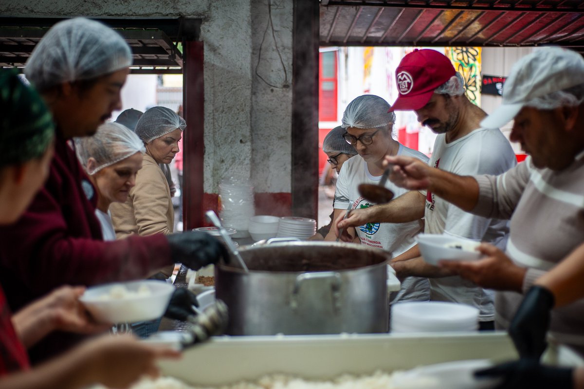🆘 CONTINUE APOIANDO O RIO GRANDE DO SUL A Cozinha Solidária da Azenha, em Porto Alegre, está preparando e distribuindo marmitas diariamente para famílias vítimas das enchentes. Você também pode ajudar a levar refeições a quem mais precisa nesse momento. Doe qualquer valor…