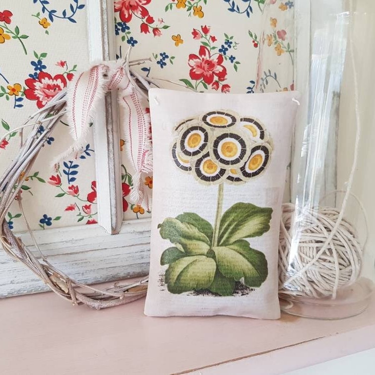 Auricula print lavender bag - a must for any fans of Auricula's! This is one of several designs in my Etsy shop #womaninbizhour sarahbenning.etsy.com/listing/920246…