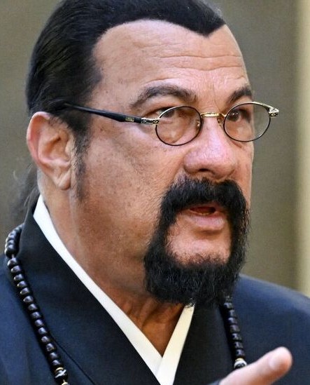 As expected, actor Steven Seagal turned up at Putin's inauguration. Someone told me he was balding but look at that head of thick, natural healthy hair.