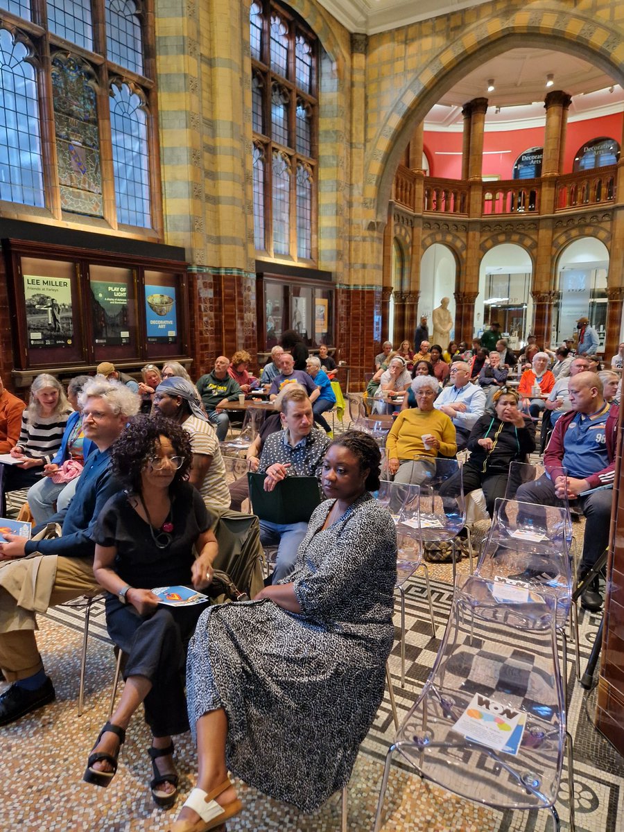 🧵Amazing turn out for Toxteth born Professor Stephen Small @VictoriaGallery! Thank you to WoW's Co- Director @Mad68 for introductions. Now, to get stuck into the presentation and Q&A @Muva_Urf