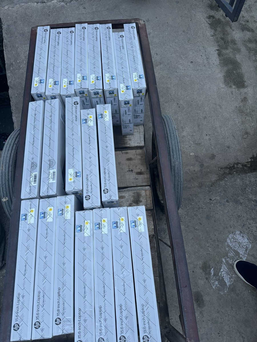 Fagalex_Insight's tweet image. All ready for delivery 🚚 

💻💻💻💻💻💻💻

@mrbayoa1