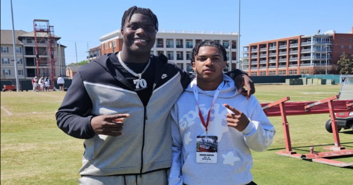 Alabama recruiting ‘die-hards’ are even having a tough time keeping track of all the news that continues to drop. The latest intel includes new OVs for O-linemen, RB targets reveal finalists and the wolves are all about Robinson. STORY: 🗞️shorturl.at/ehsy6 #RollTide