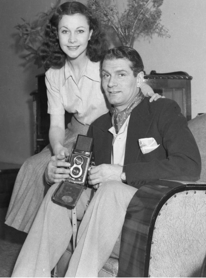 Vivien Leigh and Laurence Olivier. I suspect he is holding a super modern camera, which looks a bit clunky now. #TCM #oldHollywood #GWTW #GONEWITHTHEWIND #TCMparty #VivienLeigh