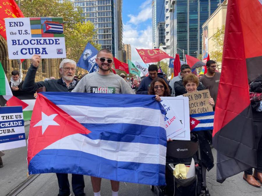 Amigos de la solidaridad y cubanos residentes en Melbourne salieron a las calles para demandar el fin del bloqueo contra Cuba, como muestra de apoyo a la Revolución cubana y su pueblo. #LaHabanaViveEnMí #LaHabanaDeTodos