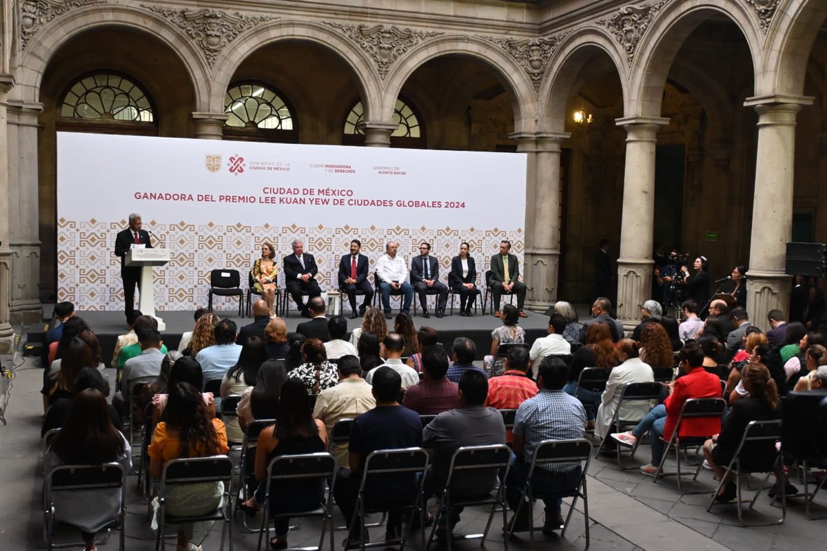 El día hoy recibimos una gran noticia, la Ciudad de México ha sido galardonada con el #PremioLeeKuanYewCDMX, organizado por la Autoridad de Reurbanización Urbana de Singapur y el Centro para Ciudades Habitables desde 2010. Este reconocimiento es por los avances de la Ciudad en