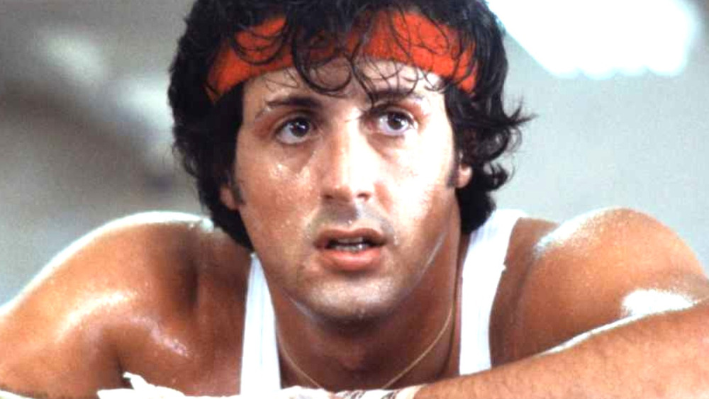 #PeterFarrelly va réaliser un film sur l'origine de la franchise #Rocky intitulé #IPlayRocky. Cette fiction racontera comme #SylvesterStallone a parié lui-même envers et contre tous pour mener à bien son projet. #IPlayRocky sera présenté au marché du film de #Cannes2024