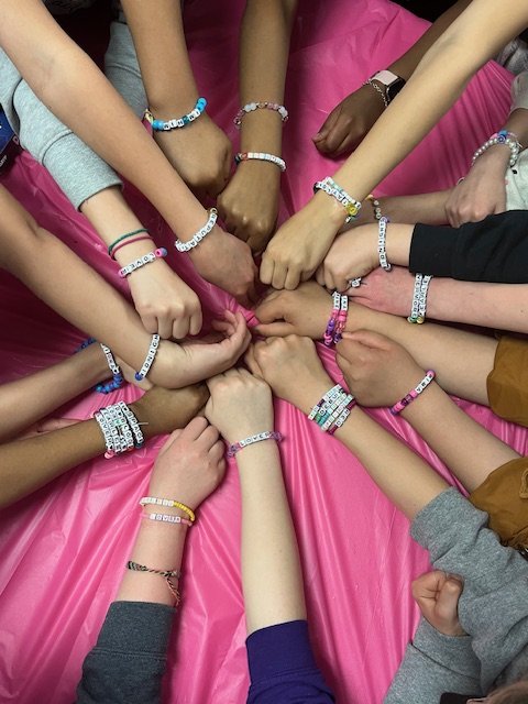 I love this picture!! #libraryfun #friendsinthelibrary #friendshipbracelets #librariesareforeveryone