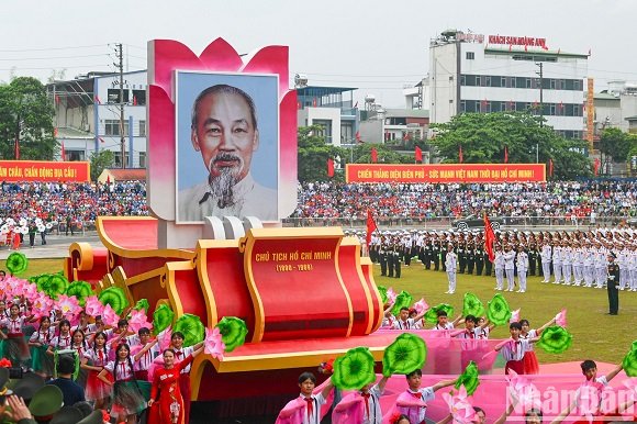 Multitudinario desfile en la remota población de Dien Bien Phu los 70 años de la batalla con la que expulsó a los colonizadores franceses y con la que el general Vo Nguyen Giap se convirtió en uno de los militares más prestigiosos de la historia