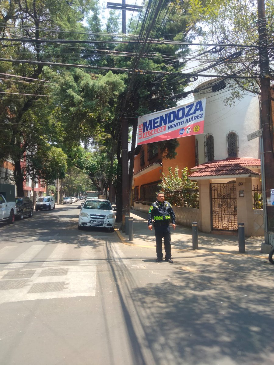 @CDMXDenunciaC Acudió policía de #TránsitoGCDMX y se implementa dispositivo de movilidad, se realizan recorridos constantes para inhibir faltas al reglamento de tránsito de la CDMX.